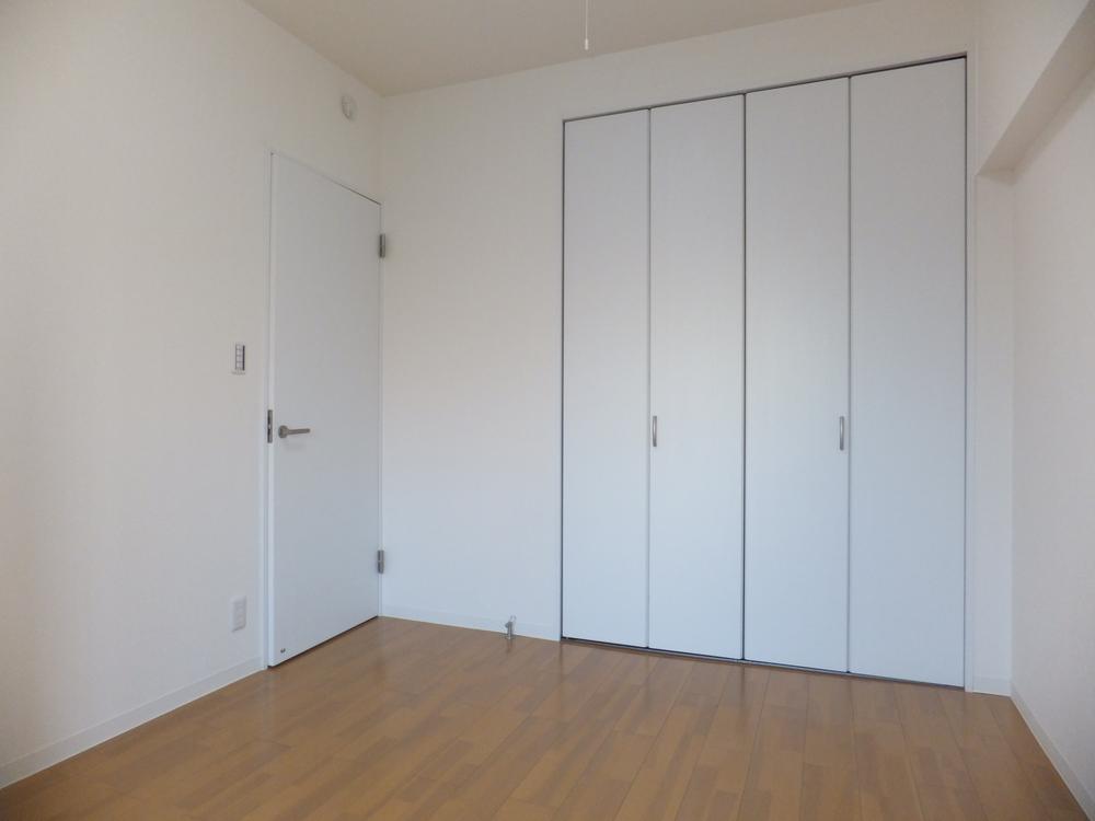 Receipt. About 5.7 Pledge of Western-style, There is a double door of the closet. Since the storage furniture can be reduced, You can effectively use the space.