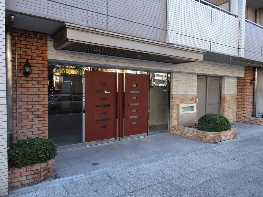 Entrance. Within the entrance, To receive the luggage at the time of absence has been installed convenient home delivery box.