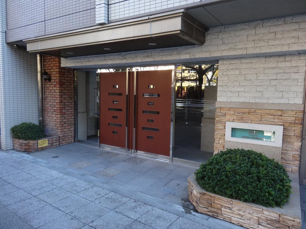 Entrance. Entrance appearance of tiled. It has adopted the auto-lock system of the peace of mind.