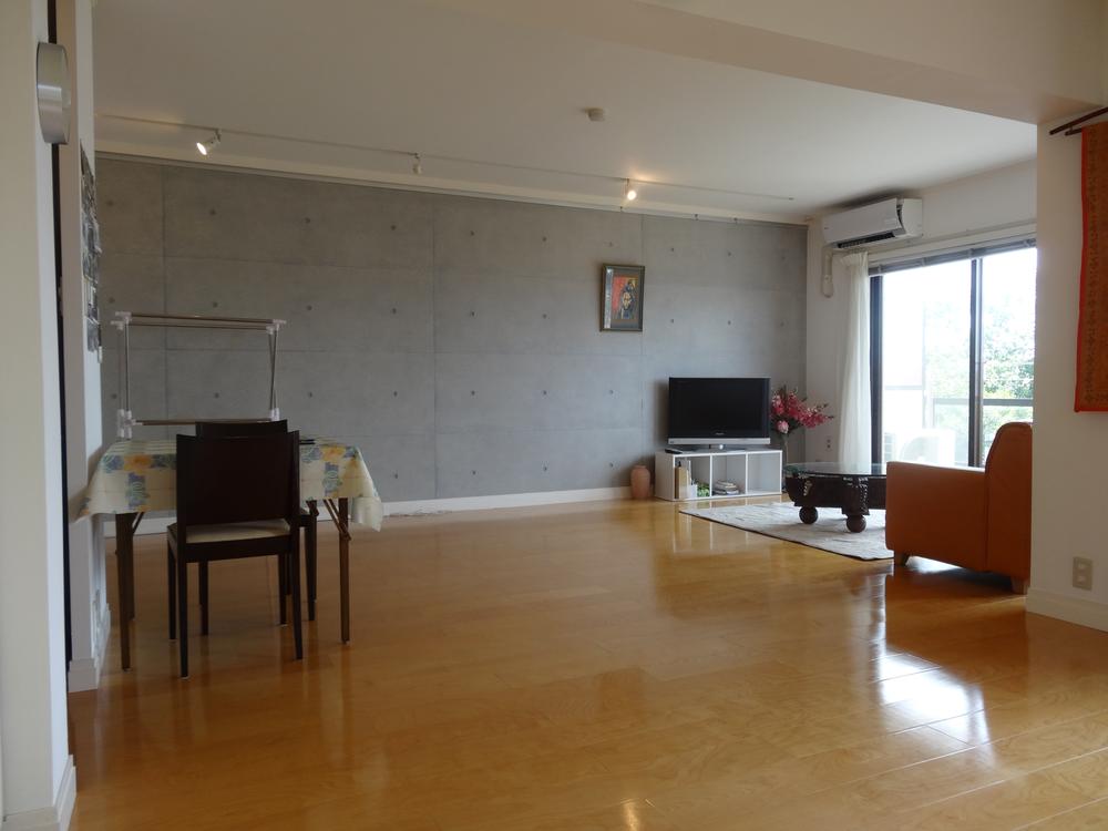 Living. A living-dining are spacious about 22 Pledge.