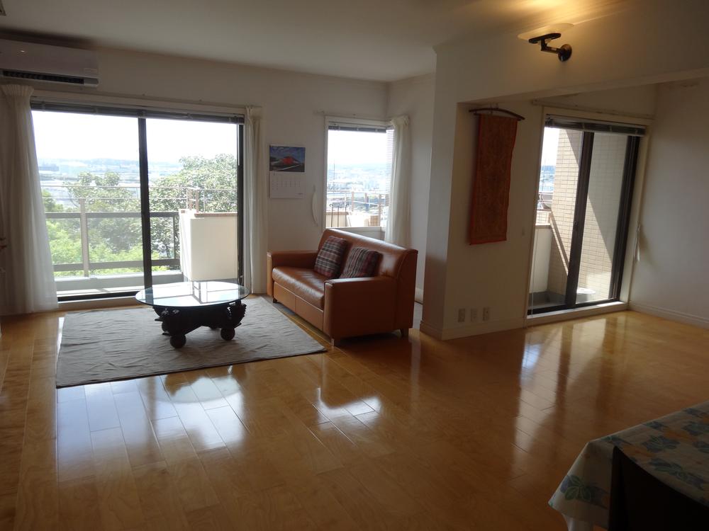 Living. From the living room, You can overlooking the green and the sea around.