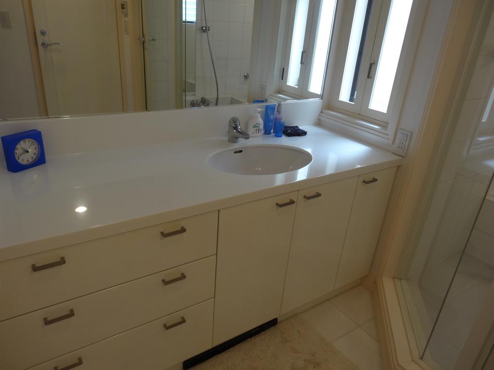 Wash basin, toilet. Spacious vanity. Wash room with a window, You can natural ventilation.