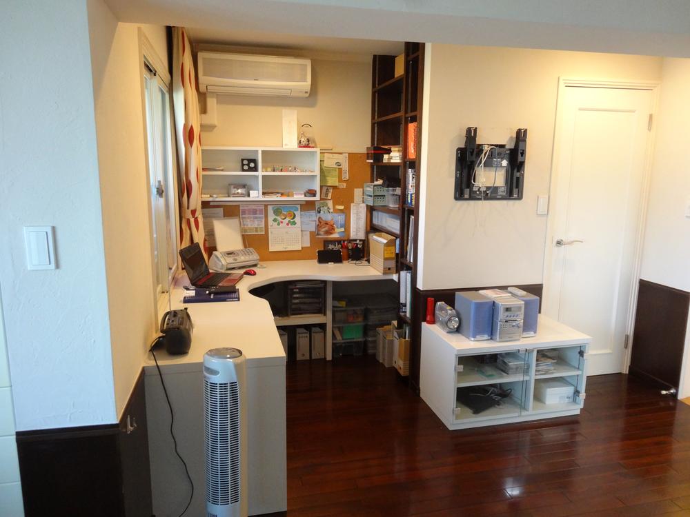 Non-living room. The Western-style, It mounted a convenient corner desk (February 2006). Winter also feet warm with floor heating.