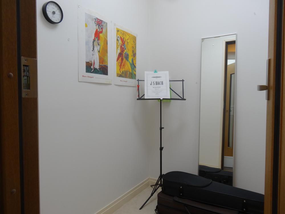 Other introspection. About 2 Pledge of soundproof room. It is a convenient space for anyone to playing a musical instrument.