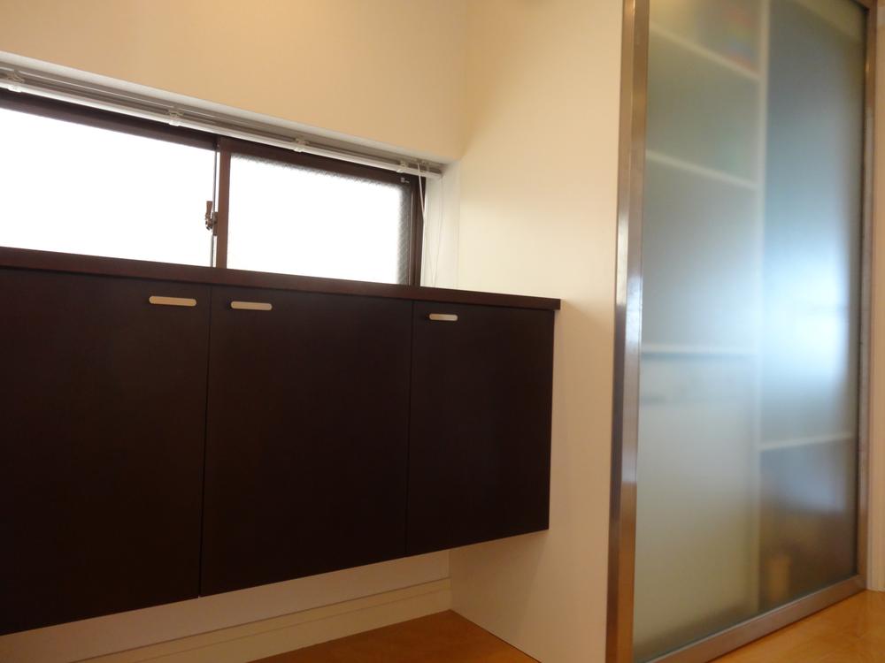 Receipt. Storage space in the hallway. And the room also comes with a walk-in closet, Storage is abundant Floor.