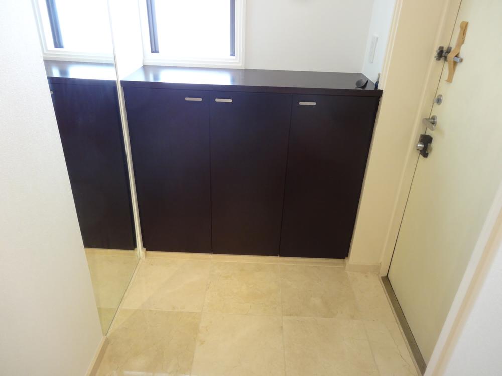 Entrance. Bright entrance with a window. There is a full-length mirror, It is also useful to grooming check before going out.