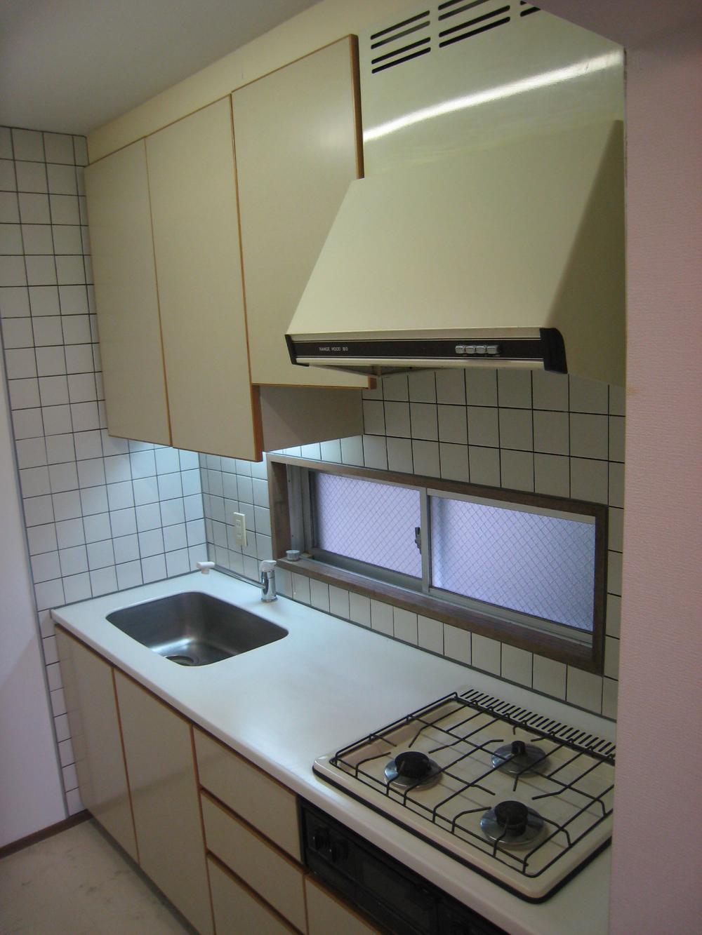 Kitchen. There is a window in the kitchen, You can natural ventilation. Convenient floor with storage.