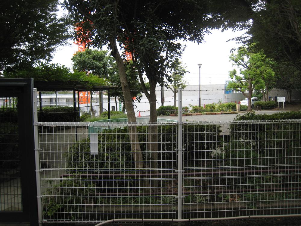 View photos from the dwelling unit. View from the southeast side terrace. Since the front is a park, Yang per good.