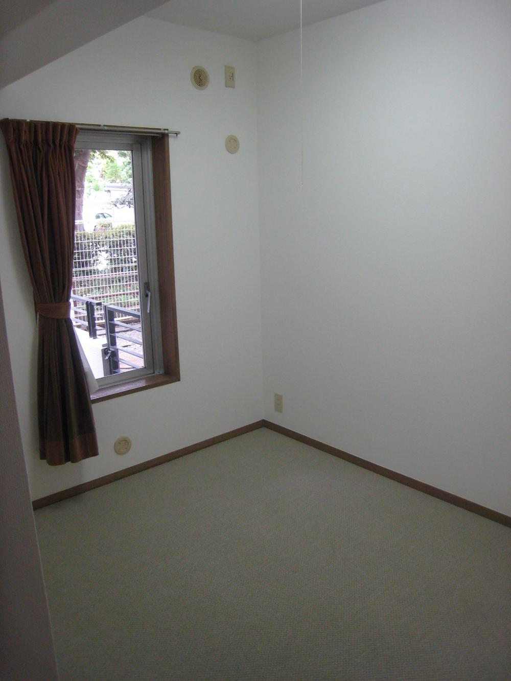 Non-living room. About 3.3 Pledge Western-style. The window is located on the south side. Carpet Chokawa completed (August 2013)