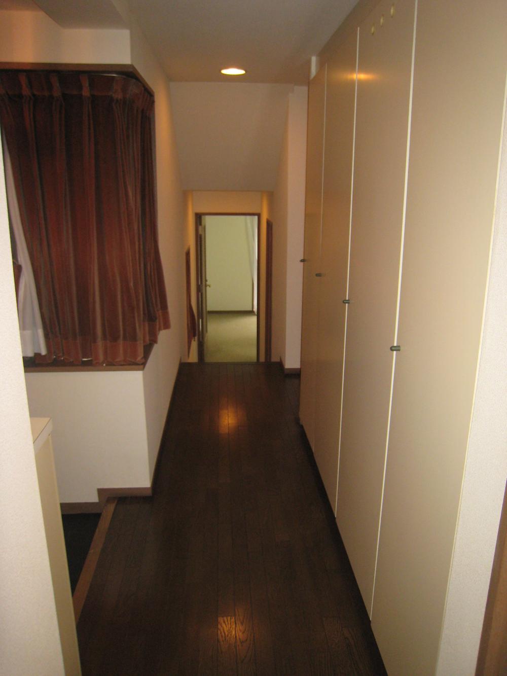 Other local. Corridor (taken from living side). There windows two places to light coat side, ventilation ・ It has become to make considering the daylighting.