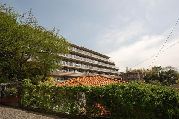 Local appearance photo. Appearance shooting Design that overlaps with the texture of the uptown area is the apartment of charm.