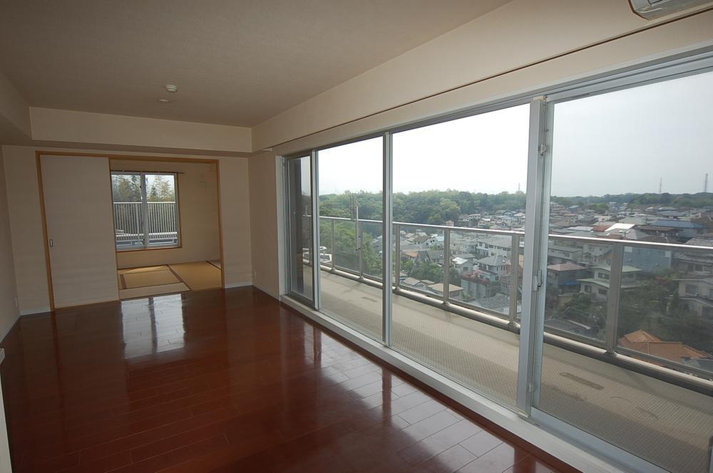 Living. High-grade apartment Gold is the view from the living room at the Crest subdivision of Kuresutoforumu series large panorama.