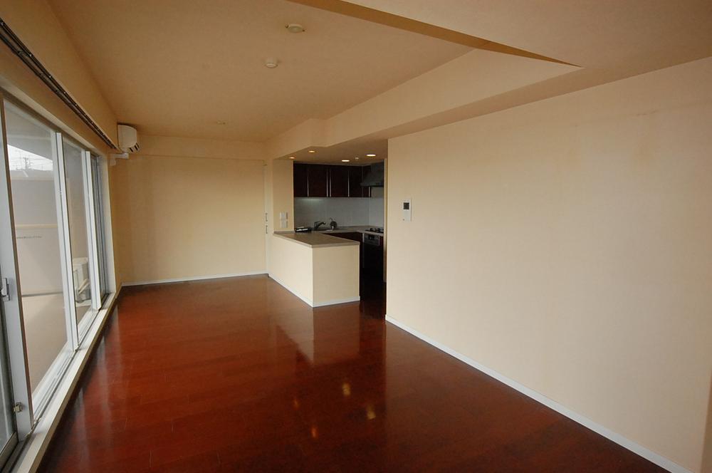 Living. The south side of the frontage is wide living room, It received to fill the light from the south, Director makes the day bright living.