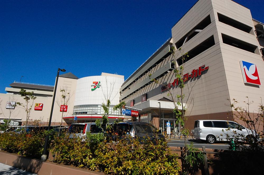 Shopping centre. 2500m bulk buying to Ito-Yokado Honmoku store to the old Michael Honmoku. There Ito-Yokado, There are a number of other shops. There is parking number.
