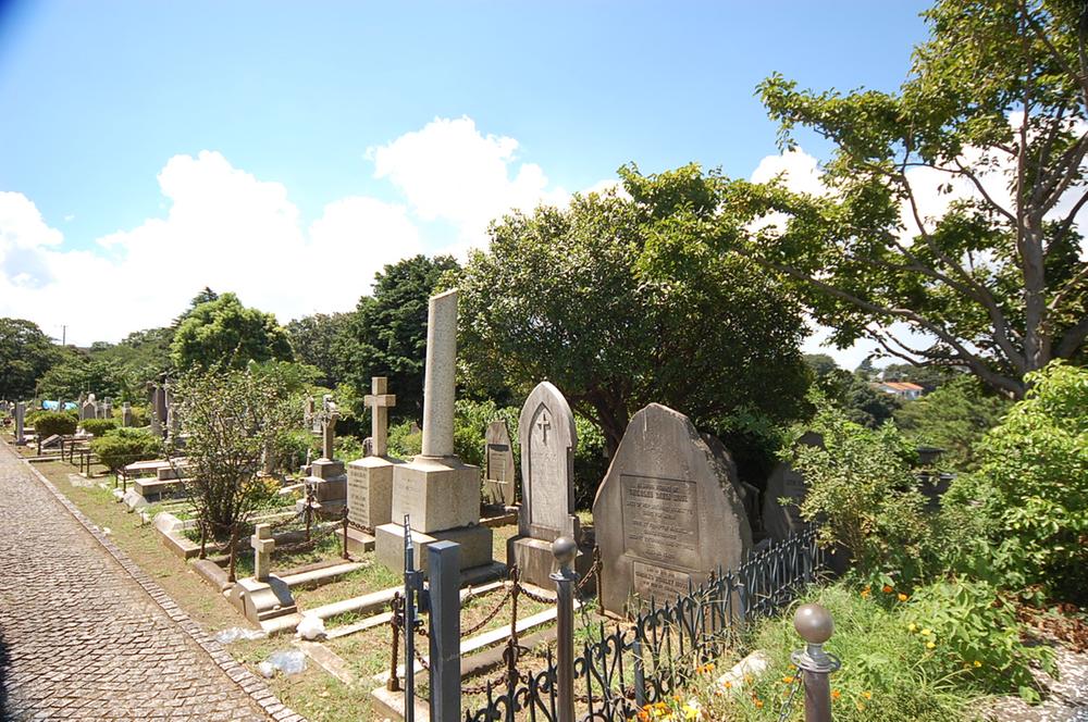 Streets around. After 2800m your friend is coming up foreigner cemetery, Let's walk the Yamate-cho attractions, including the foreigner cemetery. Do not let all tired of a number of spot.