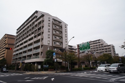 Building appearance. The nearest station is Minato Mirai. Large apartment located in a popular spot