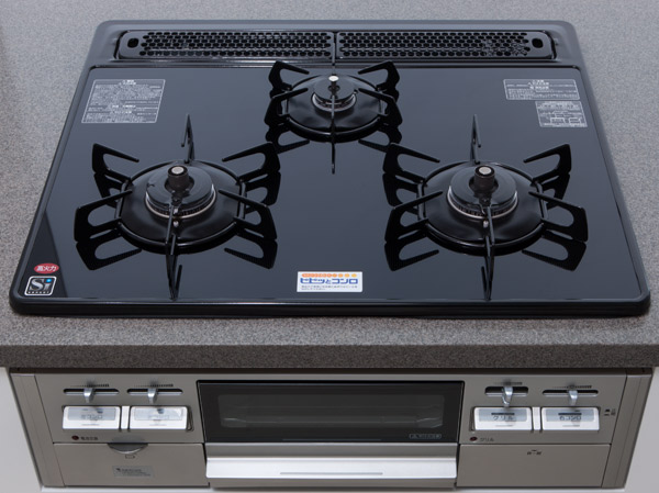 Kitchen.  [Two short beeps and a stove] Simmer ・ Bake ・ In addition to the three-necked stove good command boil at the same time, Also equipped with both sides grilled anhydrous grill. Not only to accommodate a variety of menu, Efficiency of the dishes also up.