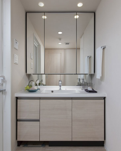 Bathing-wash room.  [bathroom] Set up a convenient three-sided mirror to the grooming of the check. The back of the mirror you can take advantage of as a storage space.