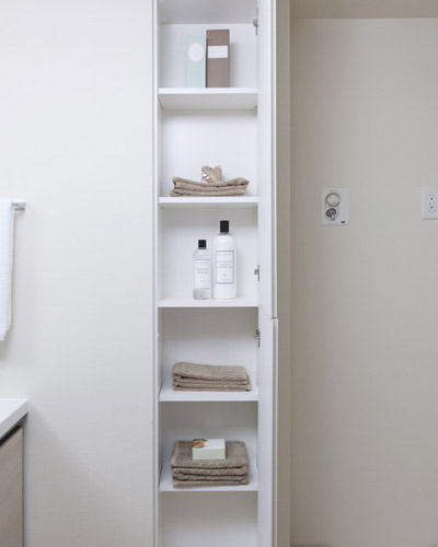 Bathing-wash room.  [Linen cabinet] Set up a linen cabinet to wash room. Fixtures of stock or towel and change of clothes to use during bathing, You can use the storage and laundry supplies.