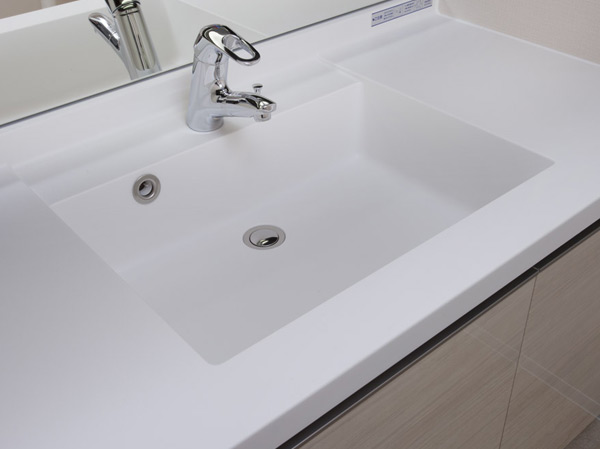 Bathing-wash room.  [Bowl-integrated counter / Single lever mixing faucet] Installing a wash bowl of even a simple counter integrated care there is no seam in washbasin. Also, as hot water or water reach every corner of the wash bowl, The head portion of the faucet is available drawer.