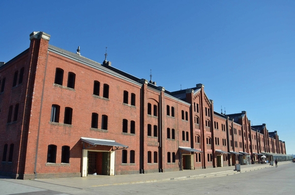 Lined with a variety of commercial facilities, Various events to enjoy from children to adults are also held "red brick warehouse" (a 12-minute bicycle ・ About 2970m)