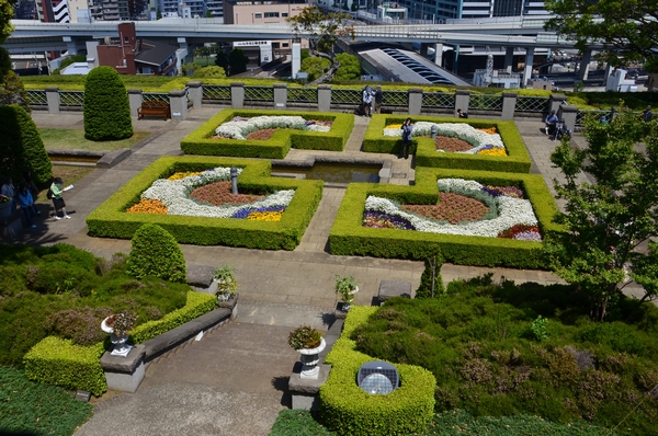 Decorate the garden of geometric design flower beds of flowers, Western-style garden of Yamate Italian mountain park. It is also possible to look at the skyline of Yokohama from Scenic garden