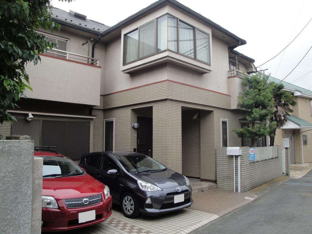 Local appearance photo. There are two cars car space. (Local photo)