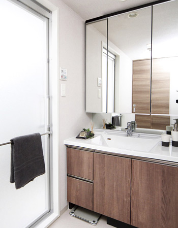Bathing-wash room.  [Powder Room] Adopt three-sided mirror that ensures a clean dispose of storage space from small parts to the cosmetics of the stock (mirror cabinet). Also wash bowl counter tops and integrally formed, Beautiful and it looks because there is no joint, Cleaning is easy.