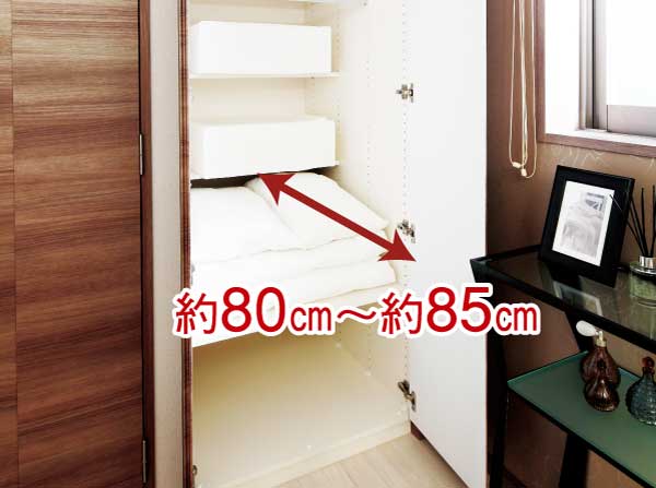 Interior.  [Walk-in closet (futon storage)] Depth of about 80cm ~ Futon storage of 85cm. Large bedding can also be comfortably accommodated bulky wide enough.