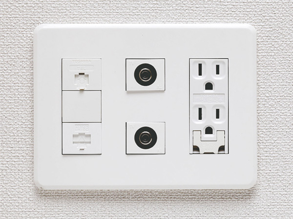 Other.  [Multi-media outlet] Power outlets, phone ・ TV outlet ・ A multi-media outlet in which the LAN collectively, Installed in each room. (Same specifications)