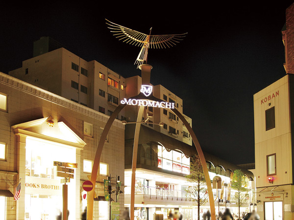 Surrounding environment. Shopping in good Motomachi shopping load of fashionable and atmosphere. Guests can indulge in a relaxing time in the trees and benches, such as the barrier-free has been the hotel's courtyard. (Yokohama Motomachi Shopping Street / 3-minute walk, About 170m)