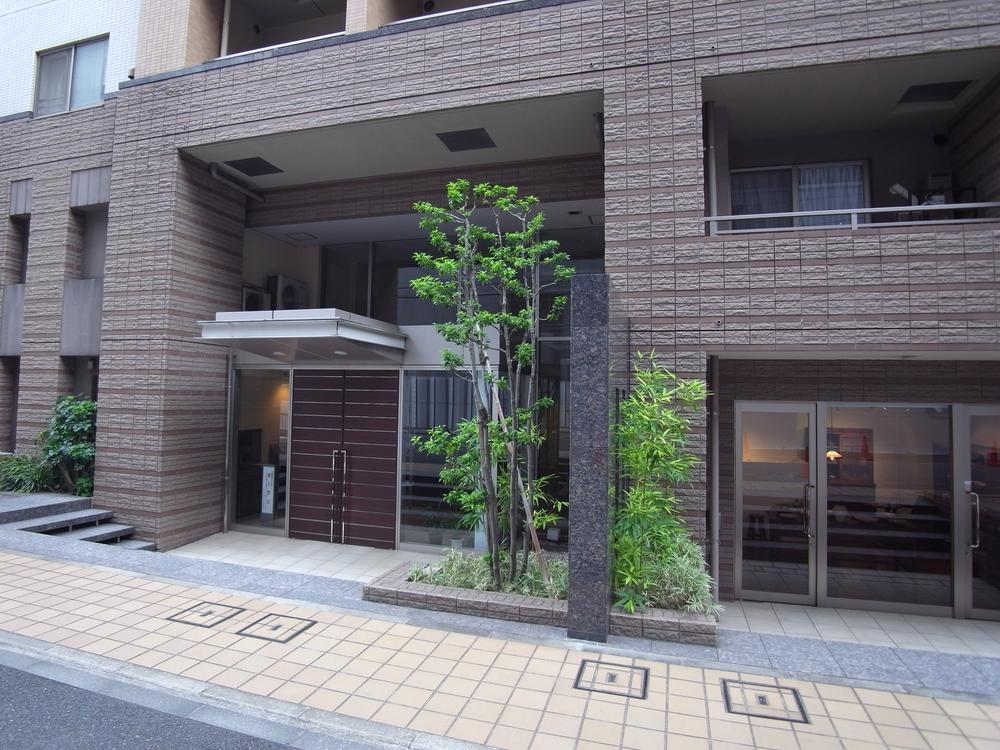 Entrance. Common areas