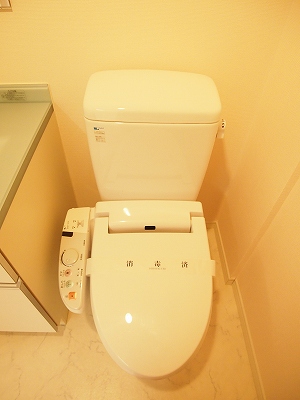 Toilet. Washlet is a picture of the other rooms.