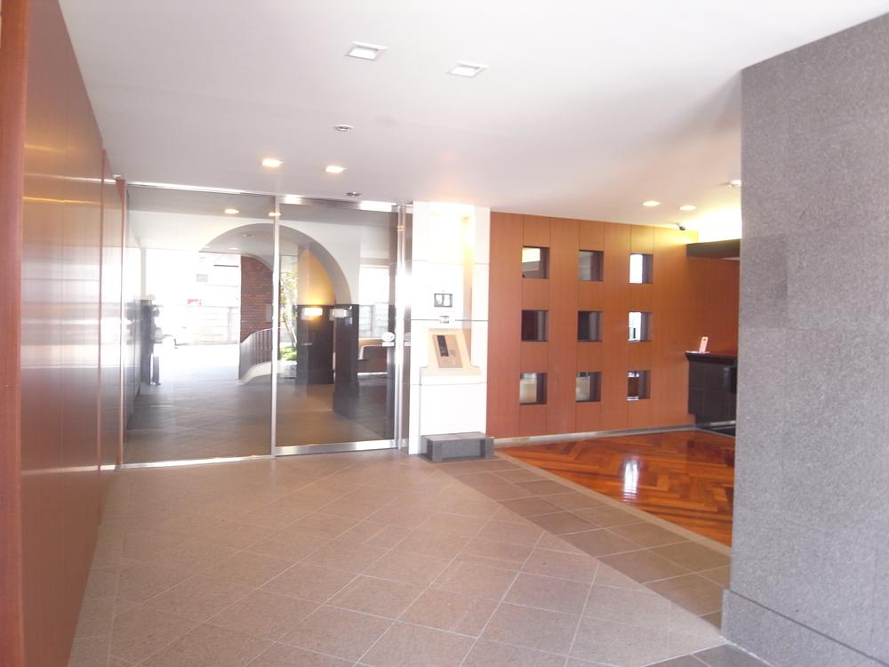 lobby. Entrance (July 2013 shooting)