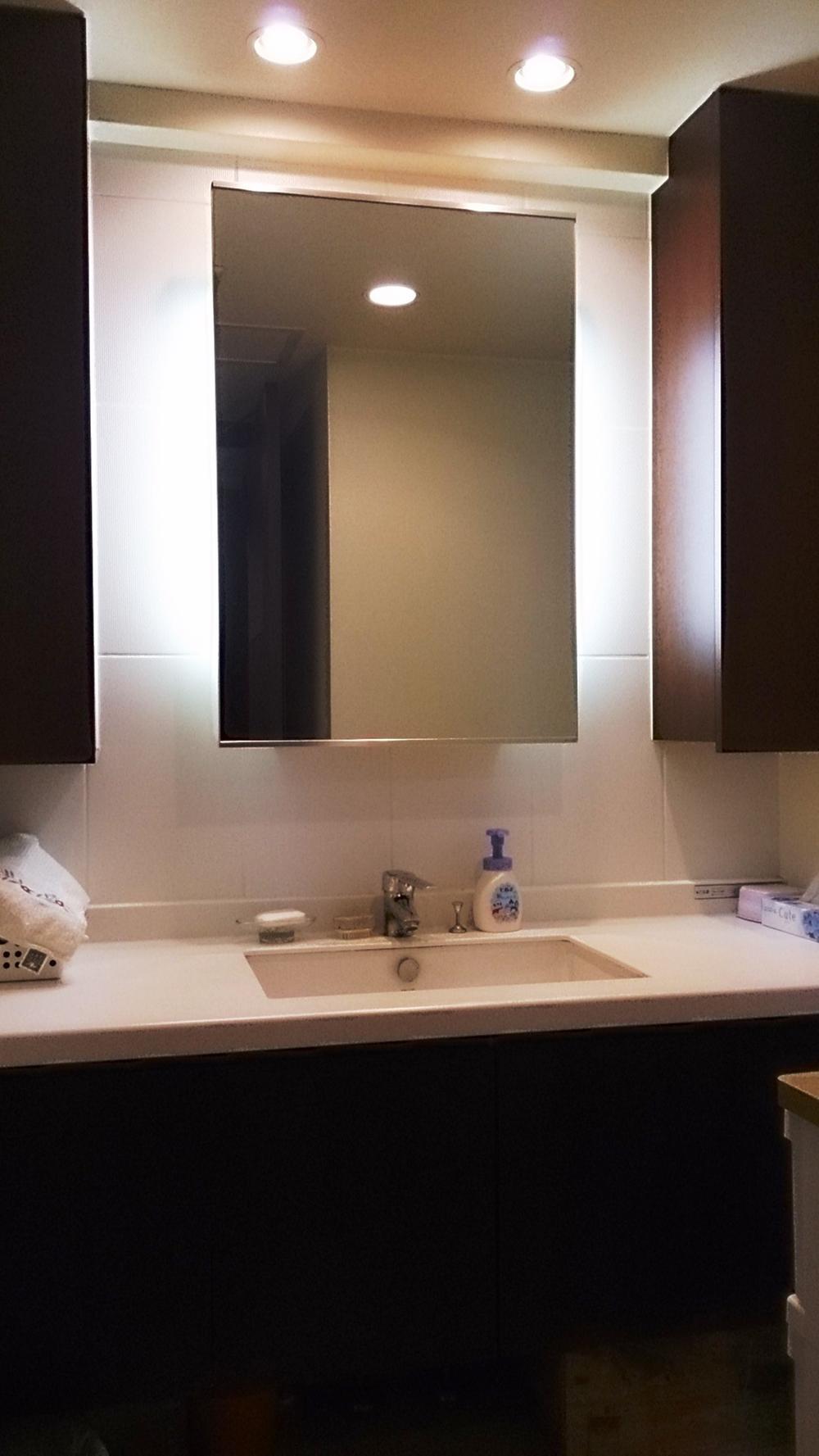 Wash basin, toilet. Vanity (September 2013 shooting)