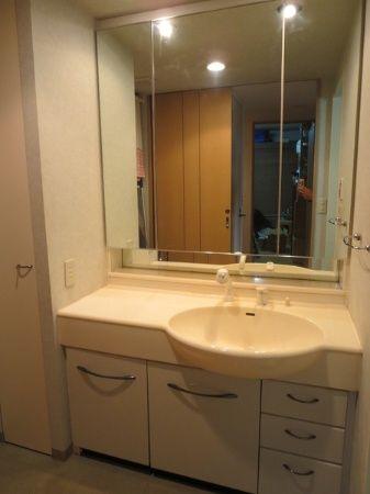 Wash basin, toilet. It is the washstand.