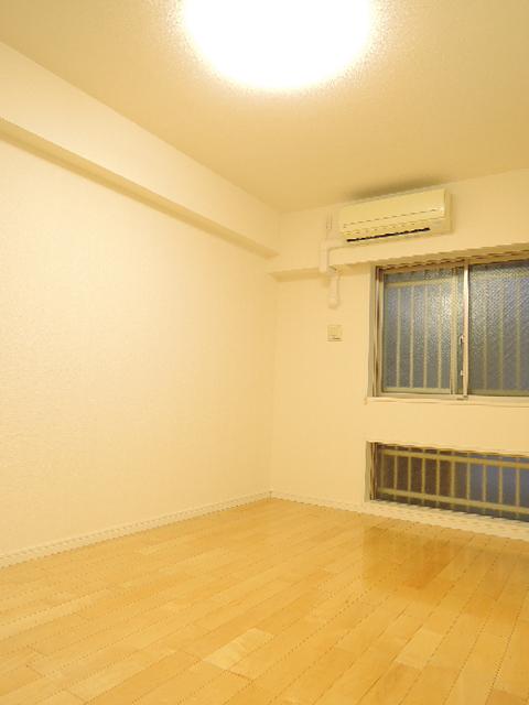 Non-living room. Spacious 7 Pledge Western-style