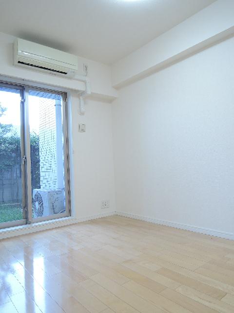 Non-living room. 5.5 Pledge Western-style