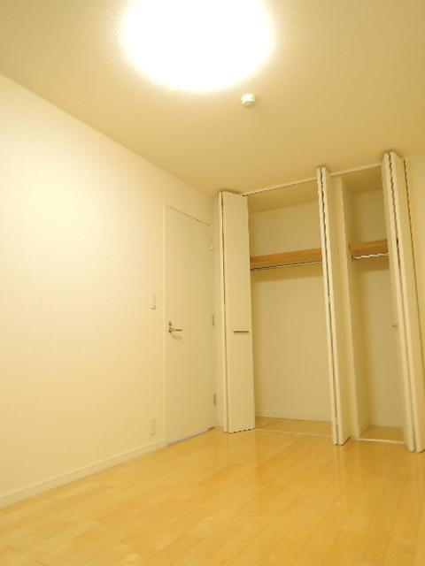 Non-living room. Storage space available (7 Pledge Western-style)