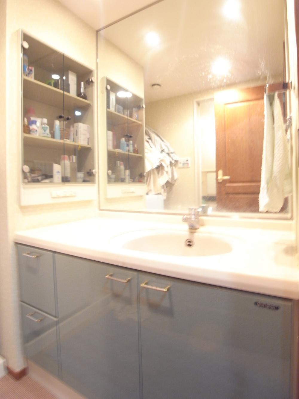 Wash basin, toilet. Room (August 2013) Shooting