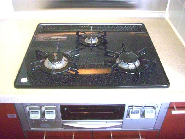Kitchen. 3-burner stove (May 2013) Shooting