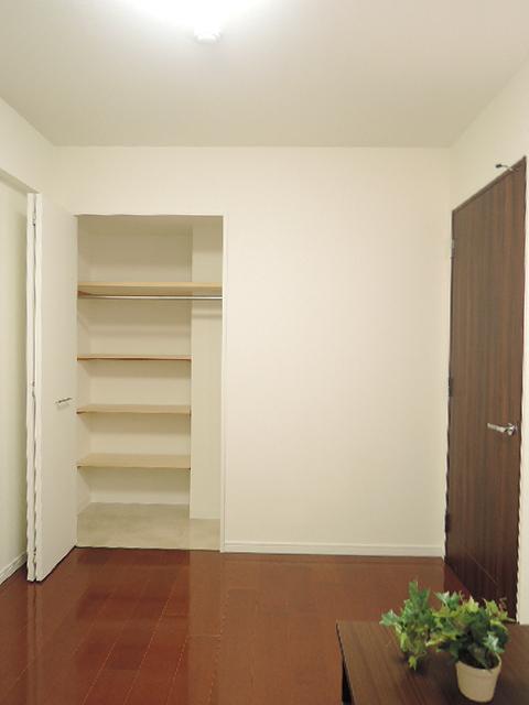 Non-living room. 5.5 Pledge closet