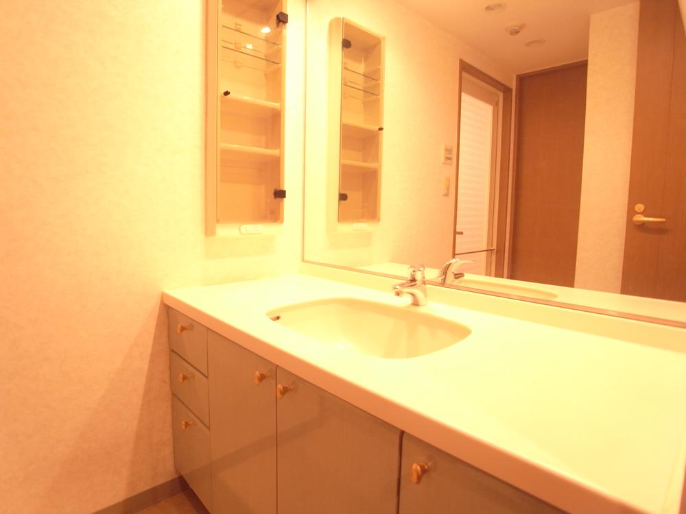 Wash basin, toilet. Room (August 2013) Shooting