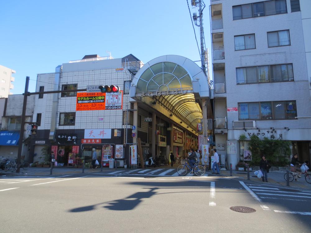 Streets around. Yokohamabashi 160m to the shopping street