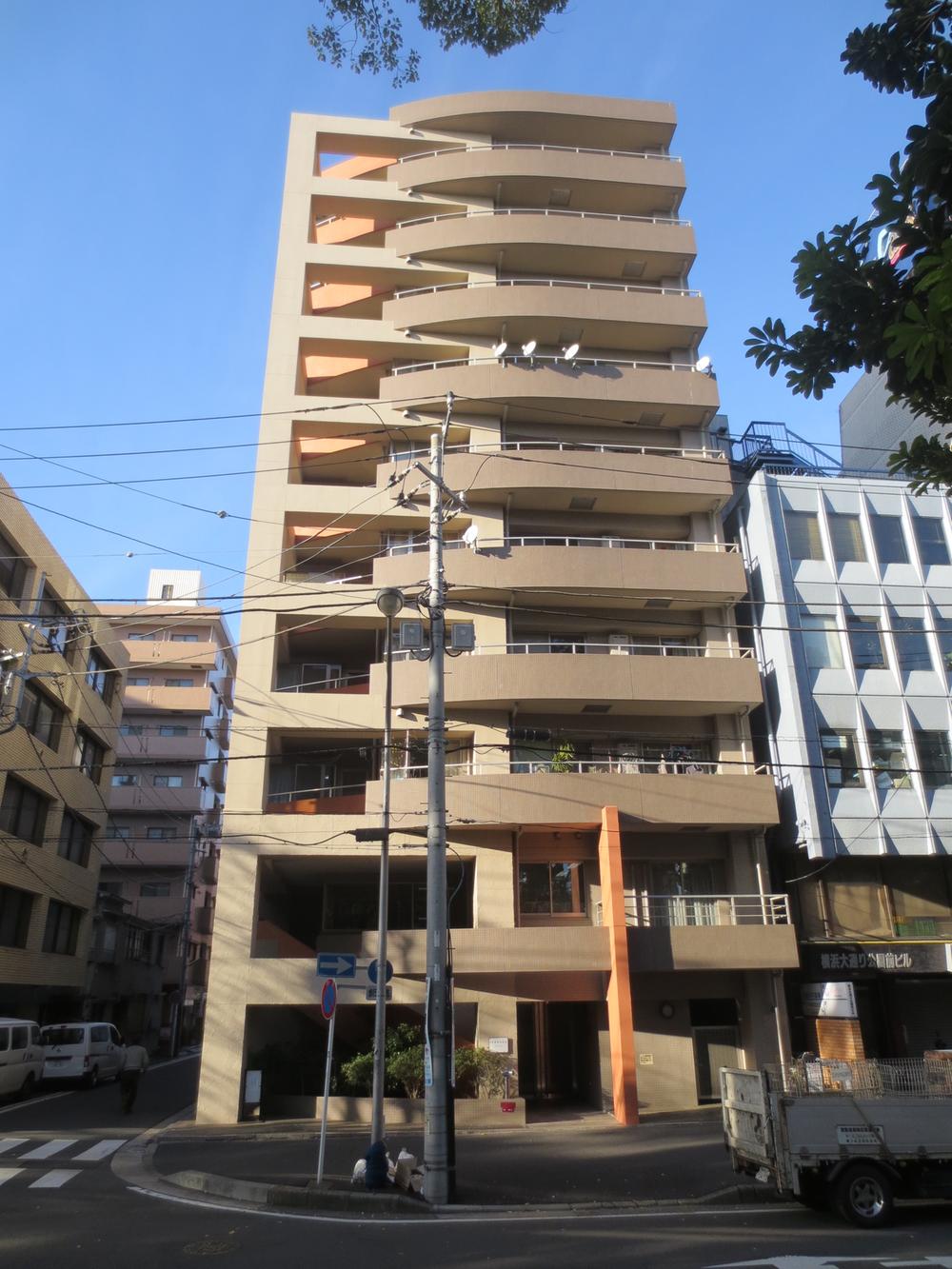 Local appearance photo. 1996 Built in the apartment Of the top floor 3 direction, It is highly independent rooms.