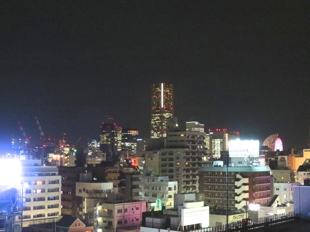 View photos from the dwelling unit. Night view from the north balcony. You can distant view the Minato Mirai district of illumination.