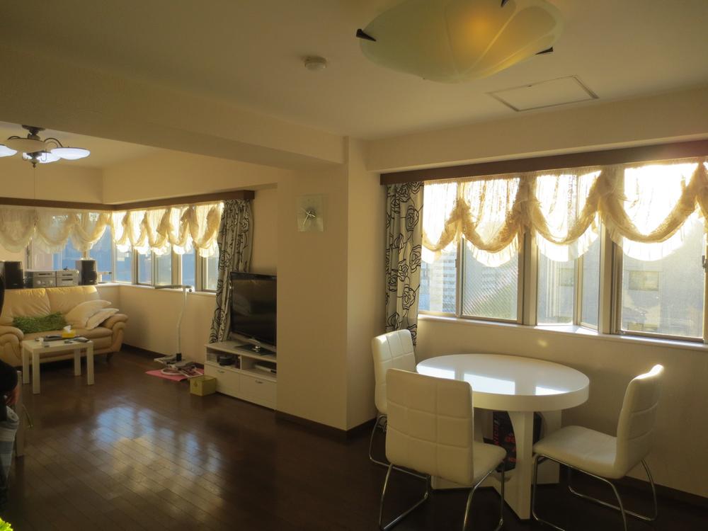 Living. Spacious about 18.9 Pledge of living dining. Since the wide window surface, It is light and airy.