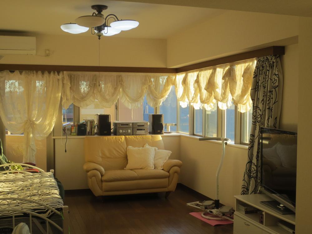 Living. Living-dining Shoot the south balcony side.