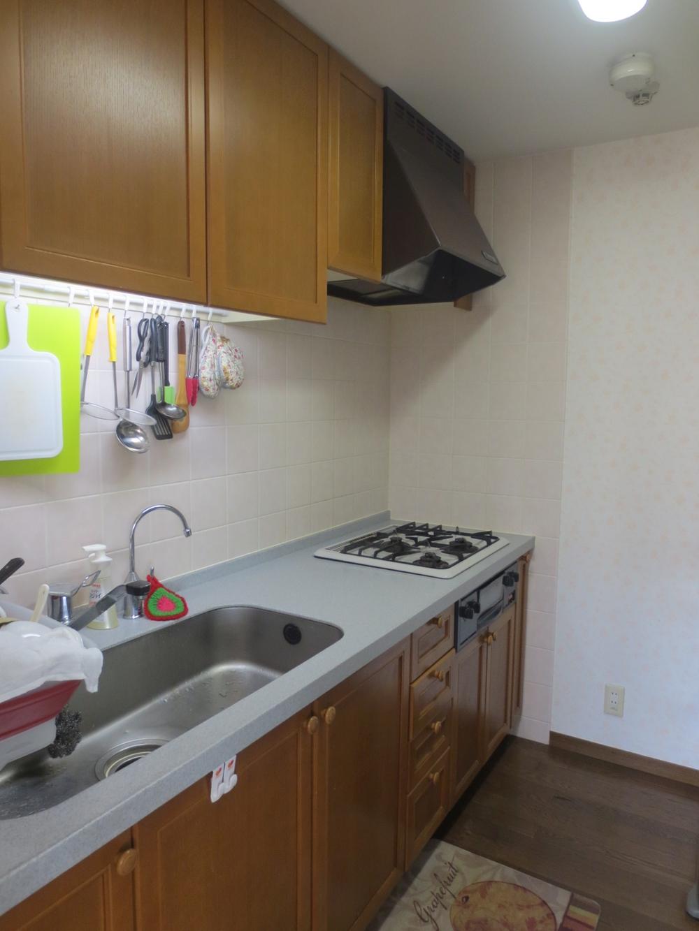Kitchen. System kitchen with a storage rack up and down.