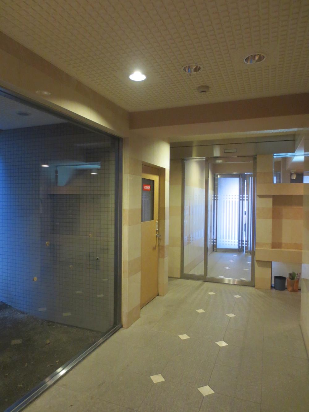 Entrance. A feeling of cleanliness in the entrance.